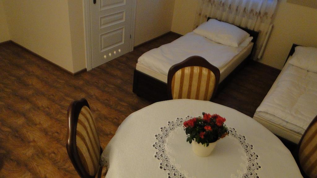 Pokoje Goscinne W Ratuszu Ogrodzieniec Cameră foto